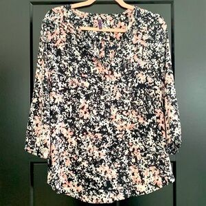NYDJ Pintuck Black/WhitePink Abstract Floral Blouse 3/4 Bell Sleeve. Size PM